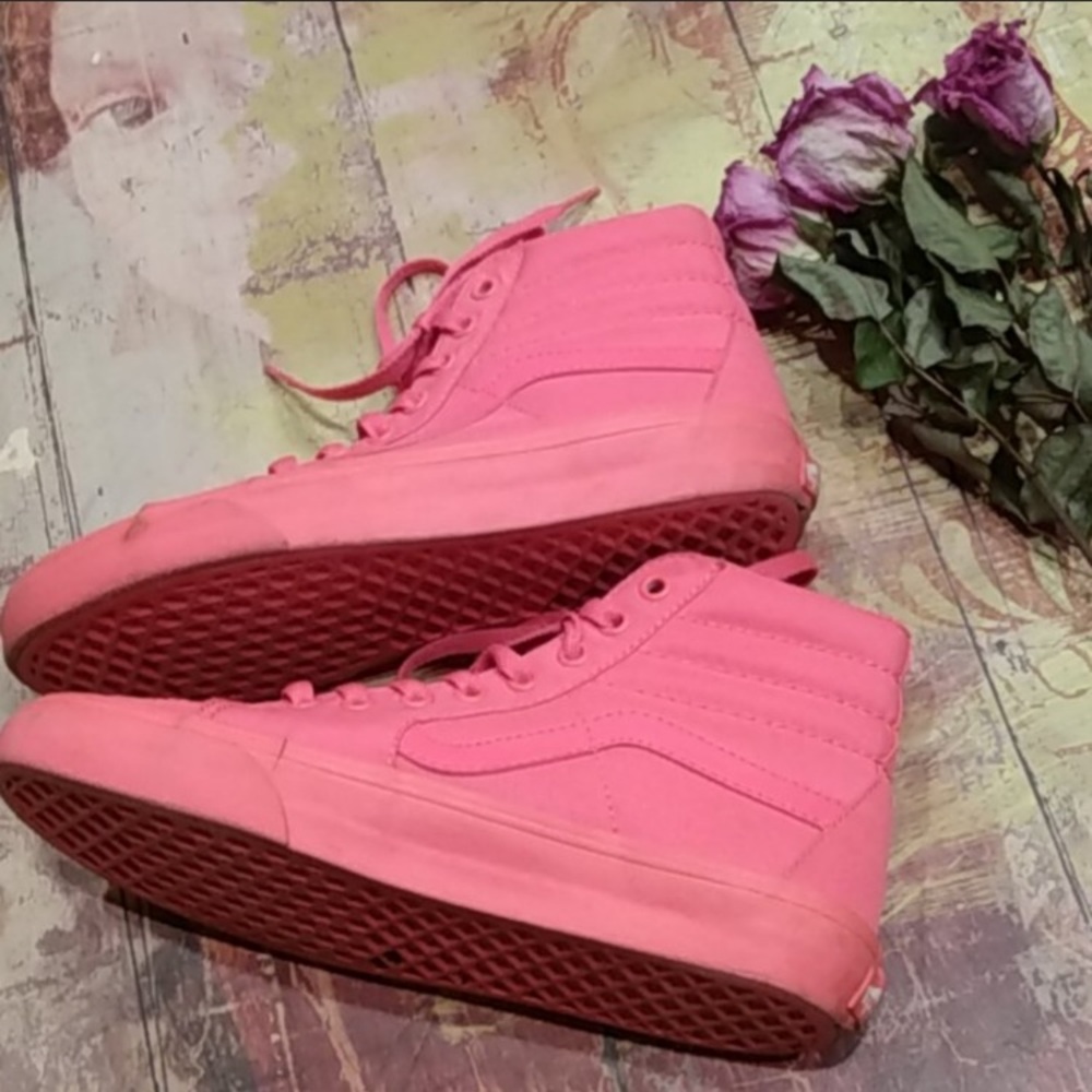 Very cute pink high top pink van shoes 🌺❤️